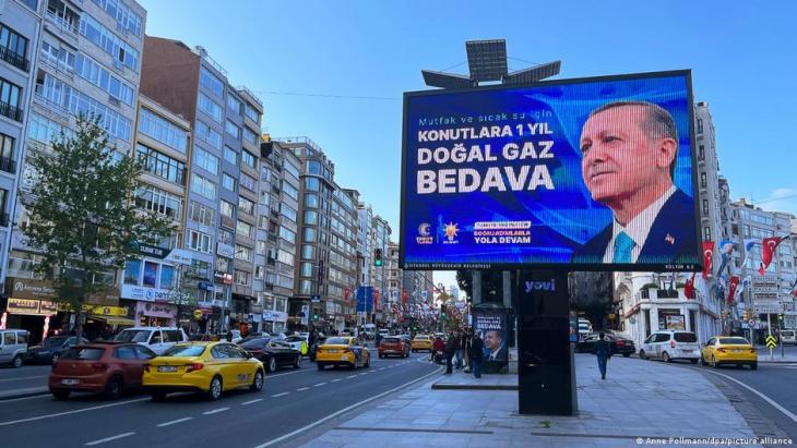 An electronic election poster for Erdoğan promises households free gas for a year (photo: Anne Pollmann/dpa/picture-aliance)