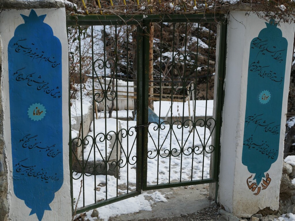 Kalligraphie mit Rumi-Versen an einem Tor in den Bergen  bei Teheran; Foto: Marian Brehmer