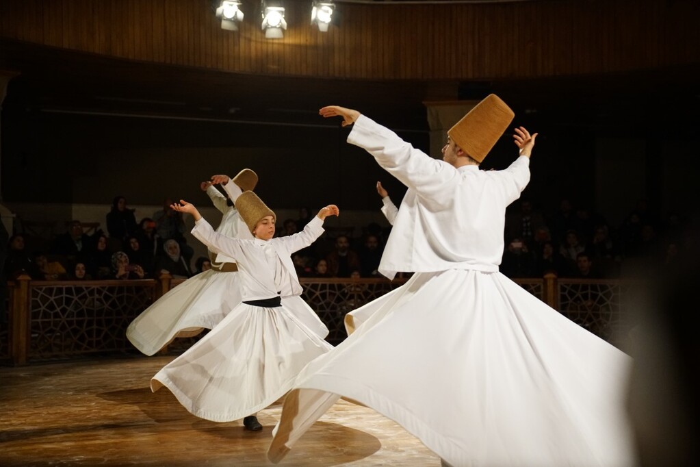 Whirling dervishes during a performance at the Irfan Cultural Centre in Konya (image: Marian Brehmer)