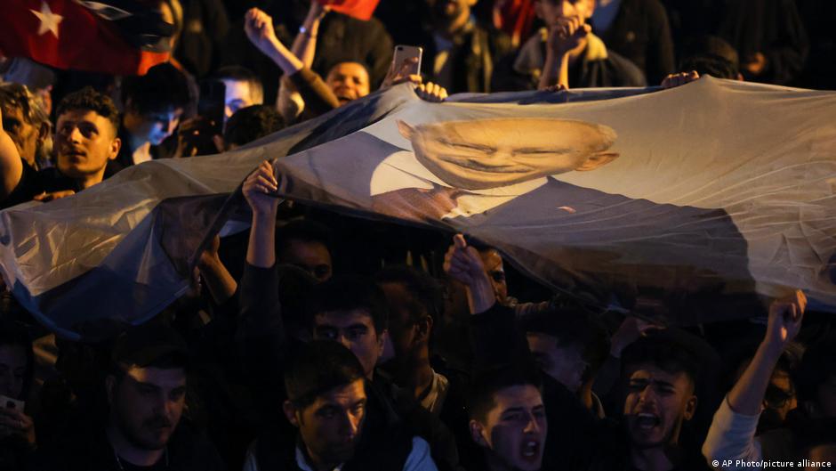 Fahne mit dem Konterfei von Kemal Kilicdaroglu wird im Wahlkampf hochgehalten; Foto: AP Photo/picture-alliance