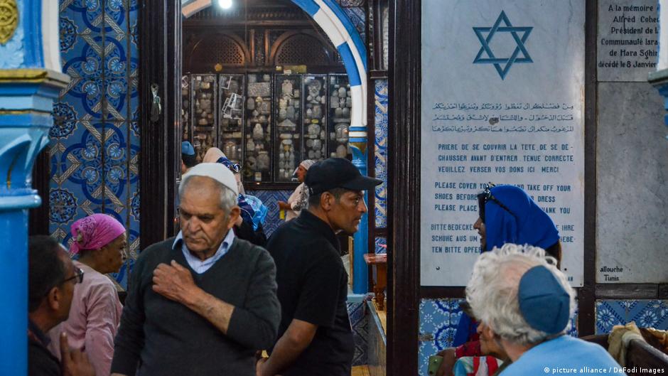 Jewish pilgrims light candles in El Ghriba synagogue on the Tunisian island of Djerba (image: picture alliance / DeFodi Images)