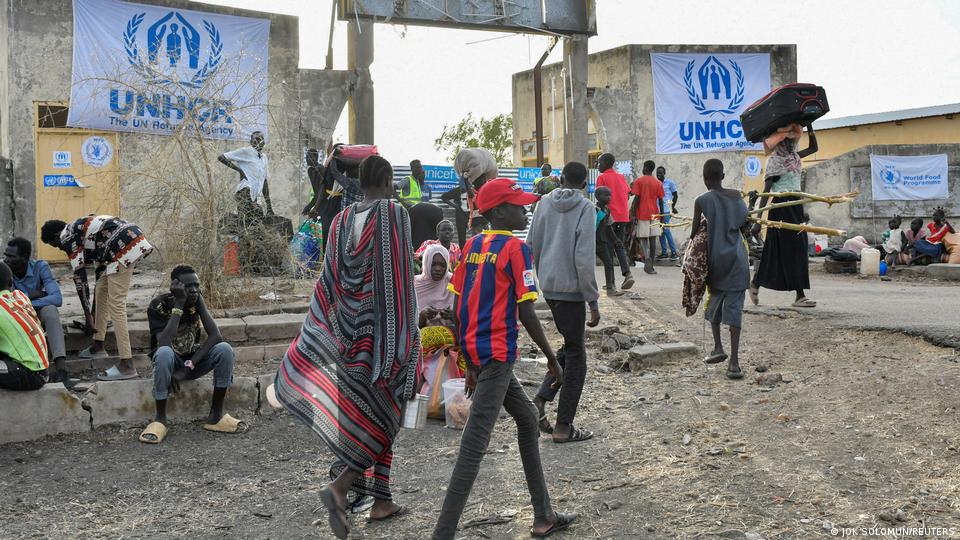Sudanesische Flüchtlinge vor einem Gebäude des UNHCR im Südusdan: Foto: Jok Solomi/Reuters 