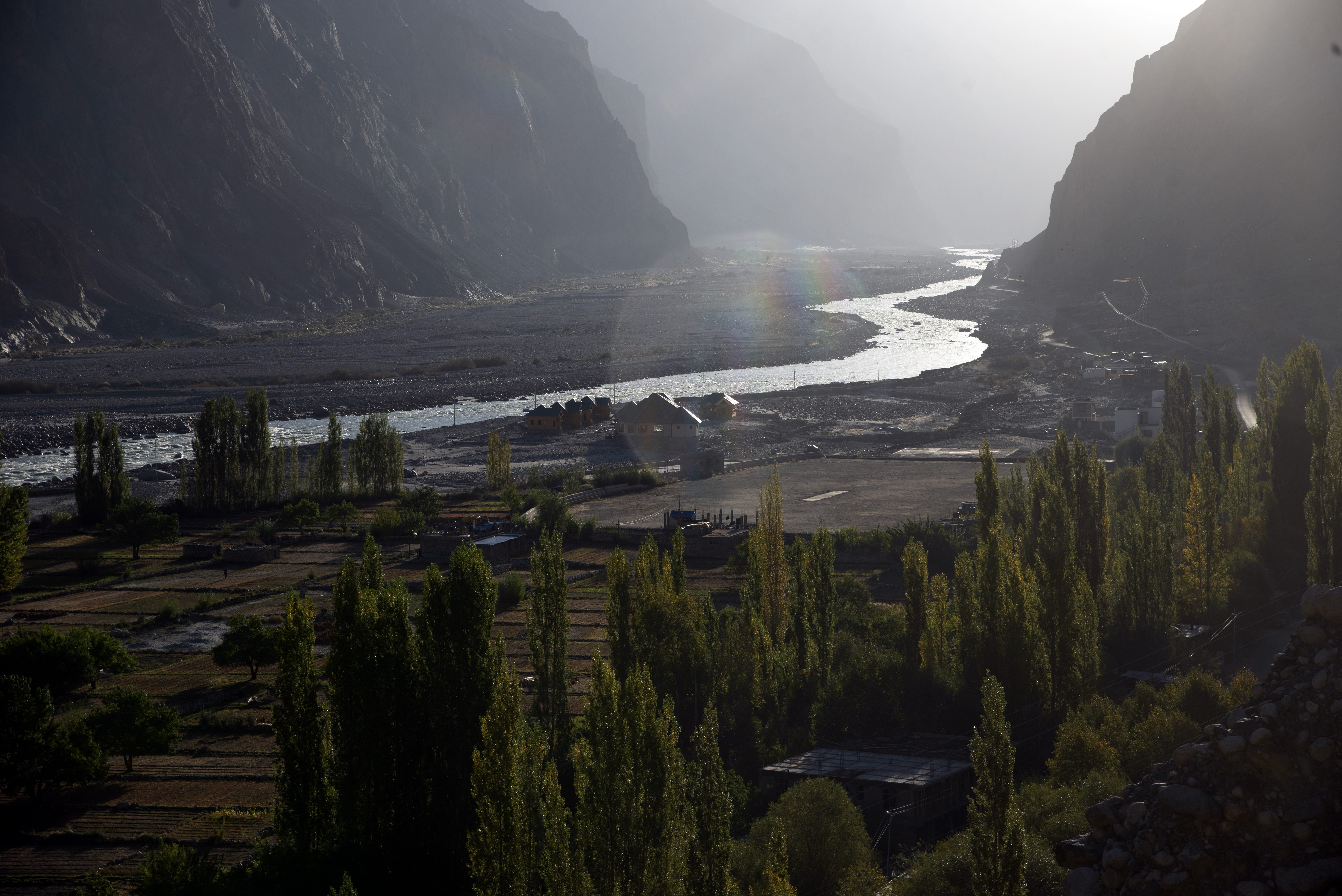 A river wides through a valley bottom flanked by mountains (image: Sugato Mukherjee)