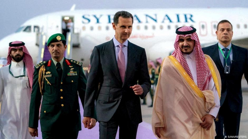 Assad mit einem Vertreter der saudischen Regierung beim Gipfel der Arabischen Liga in Riad, Mai 2023; Foto: SANA/REUTERS