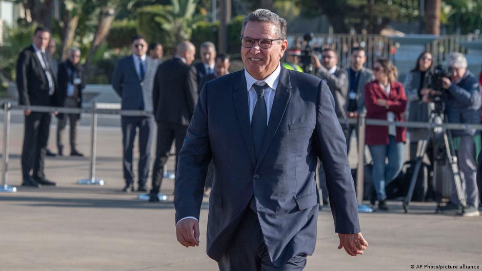 رئيس الحكومة المغربية عزيز أخنوش وعد بتحسين مستوى معيشة المغاربة، لماذا فشل في ذلك حتى الآن؟ © AP Photo/picture alliance
