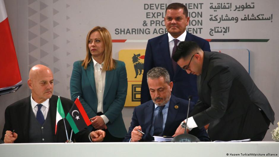 أبرمت إيطاليا في يناير / كانون الثاني 2023 صفقة غاز مع ليبيا بقيمة ثمانية مليارات دولار. Libyen Tripoli Abkommen zwischen Italien und Libyen Foto Picture Alliance
