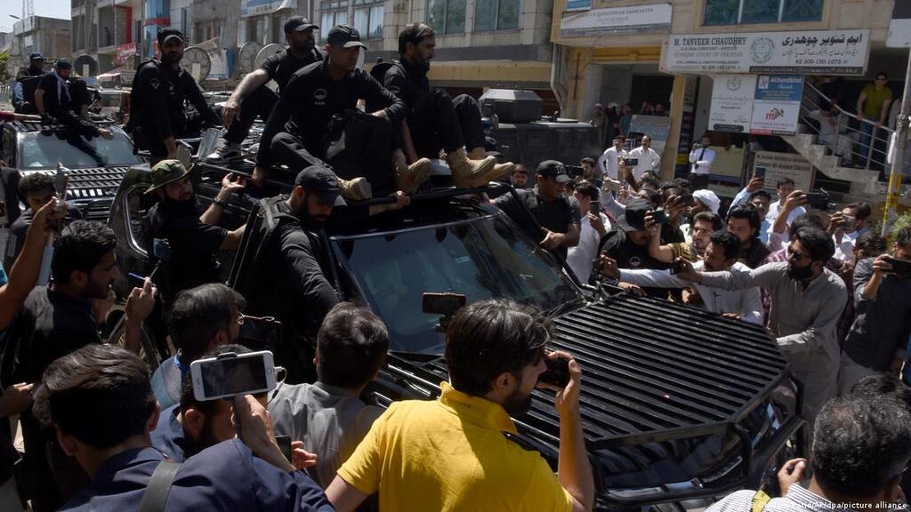 Security forces escort Imran Khan's vehicle (image: Ghulam Farid/AP/dpa/picture alliance)