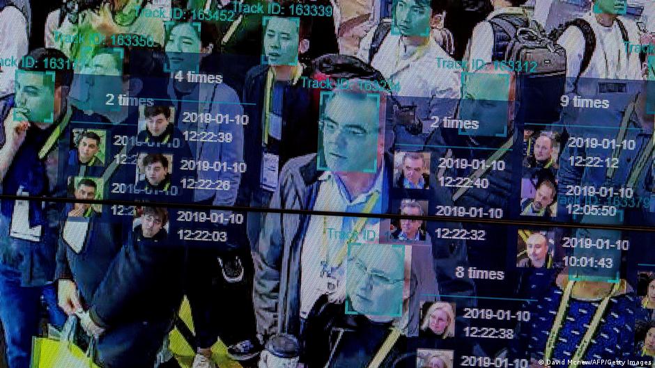 استخدمت السلطات في كل من الولايات المتحدة الأمريكية والصين برامج التعرف على الوجه لتحديد أماكن متظاهرين. Symbolbild Gesichtserkennung Foto Getty Images