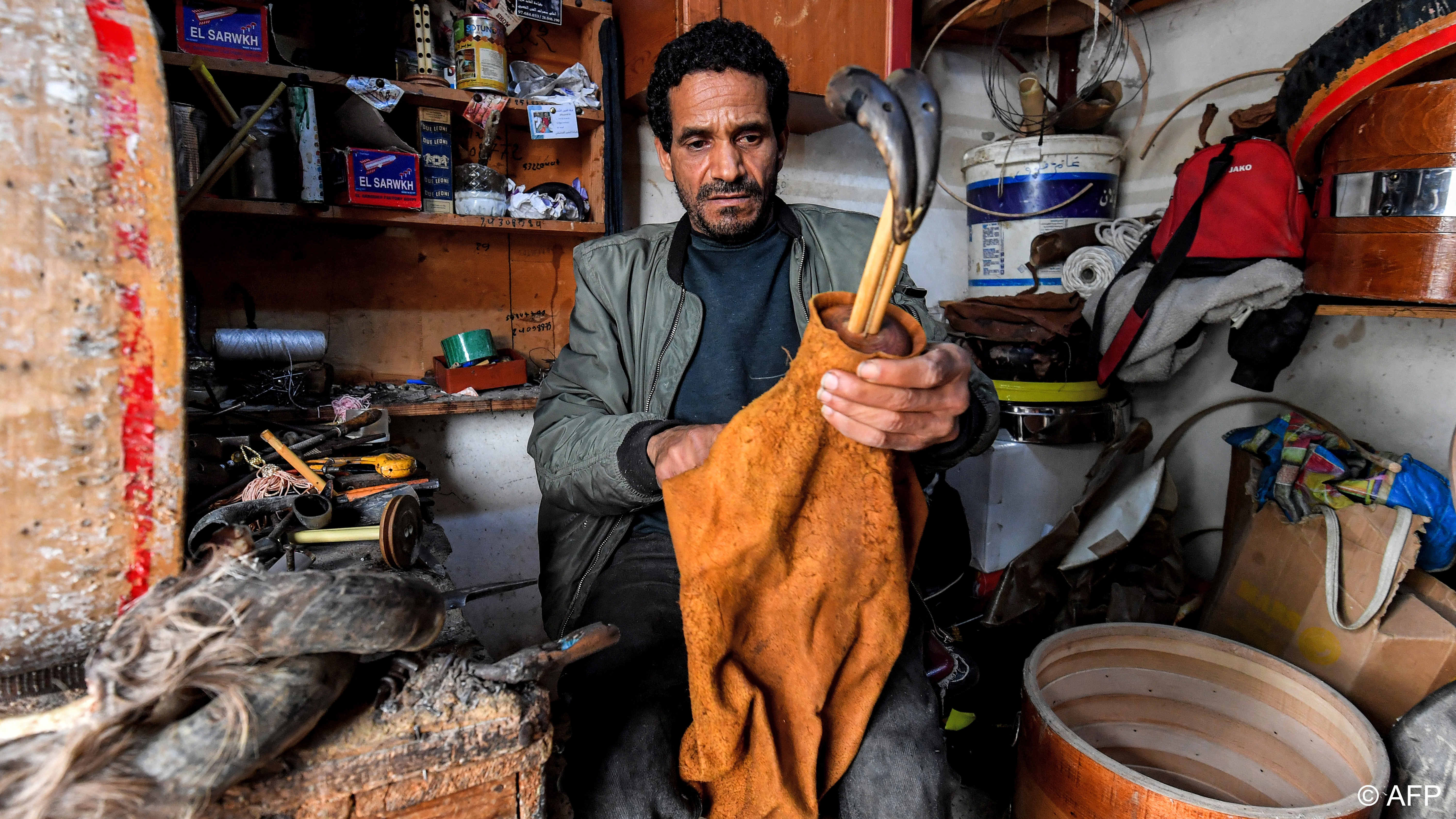 Khaled ben Khemis has been making mizwads for 30 years (image: FETHI BELAID/AFP) 