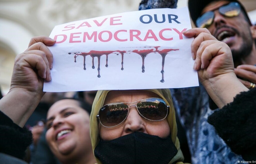 لافتة مكتوب عليها "أنقذوا ديمقراطيتنا" في مظاهرة في تونس. Save our Democracy-Plakat auf einer Demonstration in Tunesien; Hassene Dridi/AP/picture alliance 