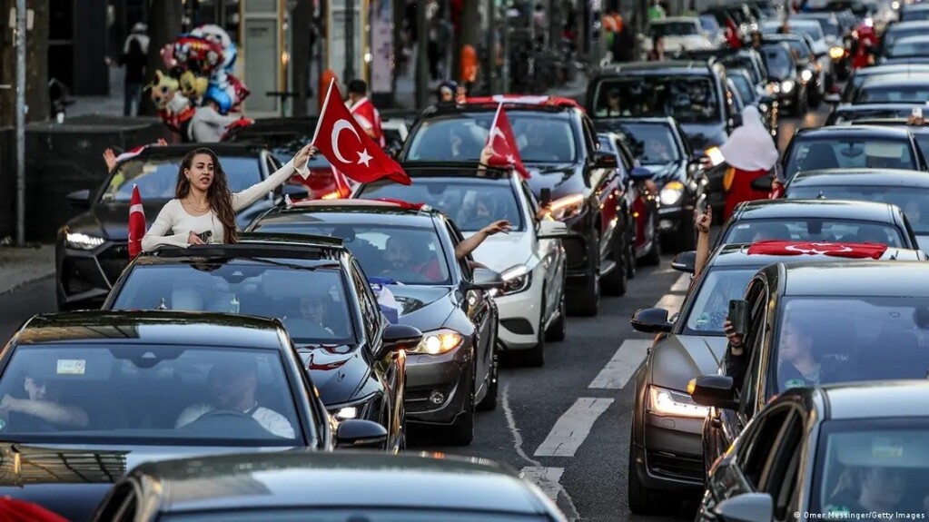 في برلين شكَّل أنصار إردوغان قوافل سيارات طويلة - ألمانيا.