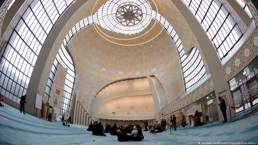 المسجد المركزي في مدينة كولونيا - ألمانيا. Gläubige in der Ditib-Zentralmoschee in Köln; Foto: Christoph Hardt/Geisler-Fotopres/picture alliance 