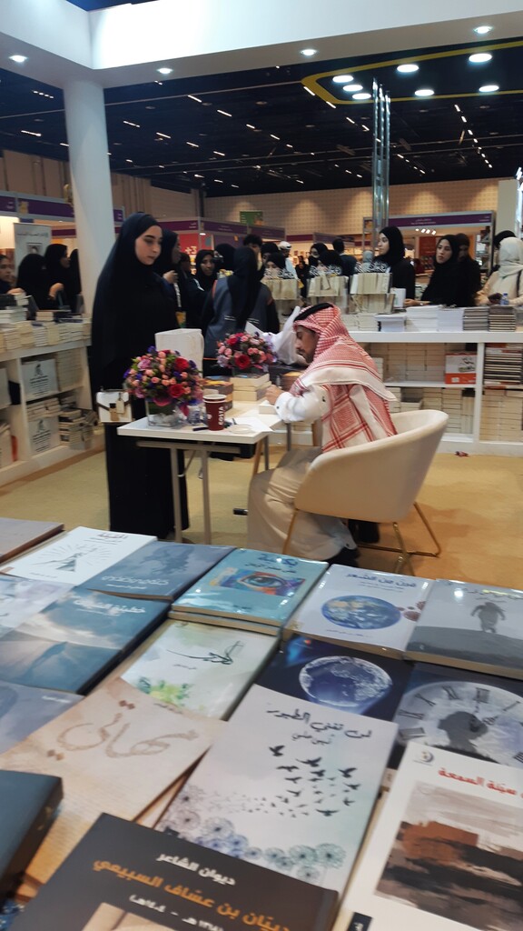 Saudi fantasy author Osamah Bin Muslim signs books (image: Claudia Mende)