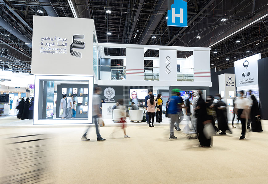 Die Emirate haben sich den Kulturdialog auf die Fahnen geschrieben. Auf der Buchmesse in Abu Dhabi präsentiert sich das Land selbstbewusst als Bewahrer der arabischen Kultur. Bei dem Treffpunkt der Autoren und Verlage wird der Austausch gepflegt -  er hat aber auch Grenzen.