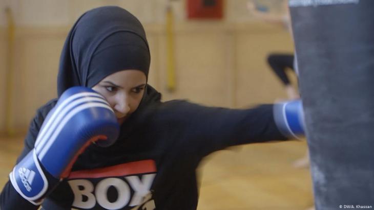 German, headscarf-wearing boxer Zeina Nassar (image: DW/A.Khassan)