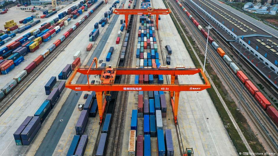 حاويات تجارية في مرفق لوجستي صيني. A Chinese container logistics facility (image: CFOTO/picture alliance) 