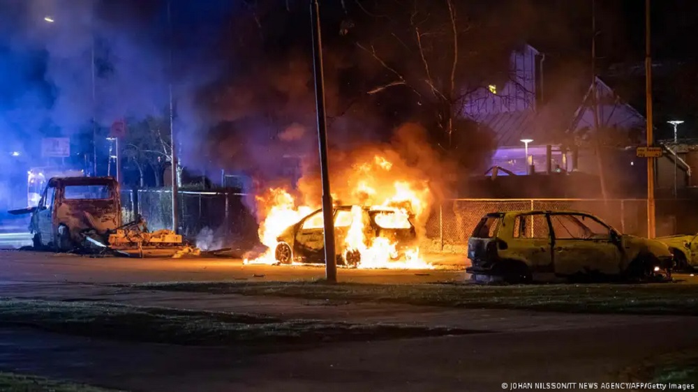 أعمال شغب في مدينة مالمو السويدية في نيسان/أبريل من العام الماضي للاحتجاج على سماح السلطات لليمين المتطرف بإحراق القرآن © JOHAN NILSSON/TT NEWS AGENCY/AFP/Getty Images