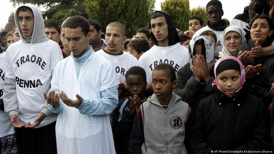 Mourners gathered in Clichy-sous-Bois following the deaths of the two youths in October 2005 (image: AP Photo/Christophe Ena/picture alliance)