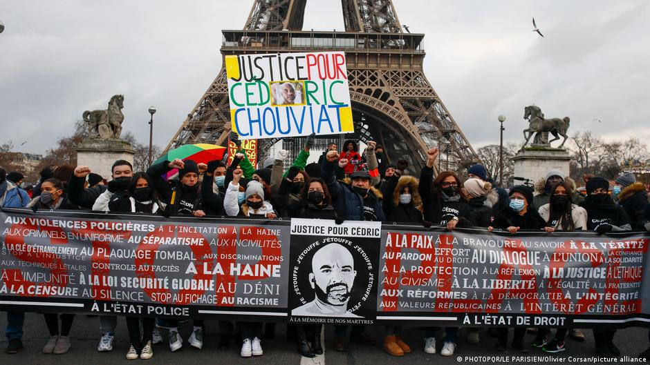 In January 2021, demonstrators marked the one-year anniversary of Chouviat's death in police custody (image: PHOTOPQR/LE PARISIEN/Olivier Corsan/picture alliance)