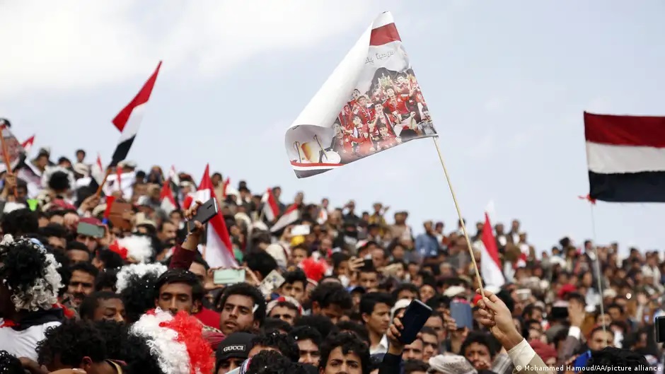 جانب من احتفاء اليمنيين بفوز منتخب الناشئين ببطولة غرب آسيا عام 2021. Jemeniten feiern Junioren-Fußballnationalmannschaft Foto Picture Alliance