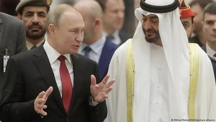 Wladimir Putin mit Scheikh Mohammed bin Zayed al Nahyan, Präsident der VAE, in Abu Dhabi; Foto: Mikhail Metzel/Tass/picture-alliance