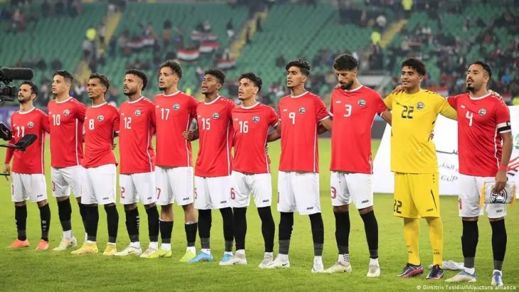 Players on Yemen's senior national soccer team line up for a national anthem ceremony ahead of the 25th Gulf Nations Cup match between Saudi Arabia and Yemen at Basra International Stadium in Basra, Iraq, 6 January 2023 (photo: Dimitris Tosidis/AA/picture alliance)