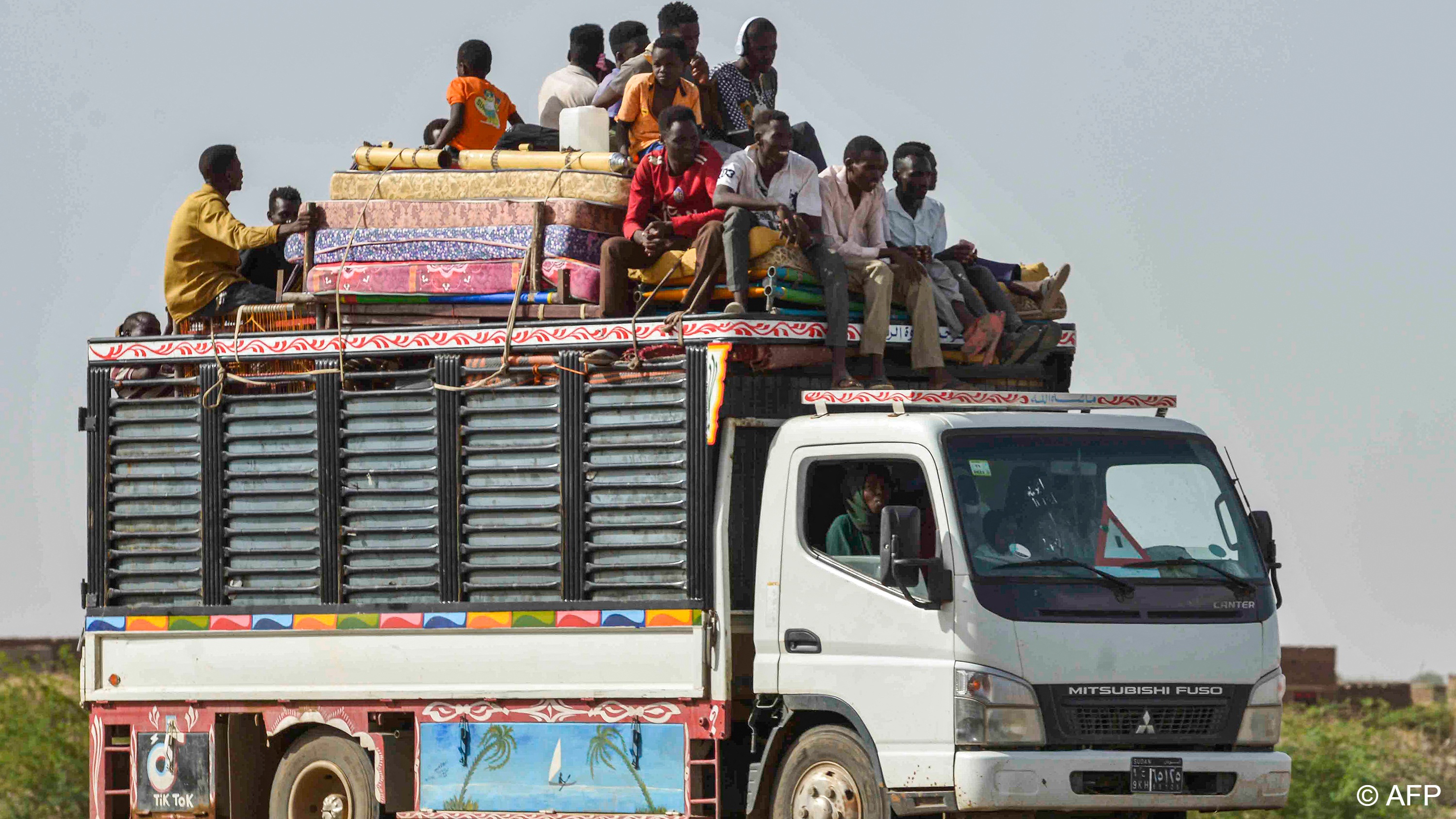 أشخاص وأثاث وأشياء أخرى في شاحنة تسير على طول طريق من الخرطوم إلى مدينة وَدْ مَدَنِي - السودان - 22 يونيو / حزيران 2023.