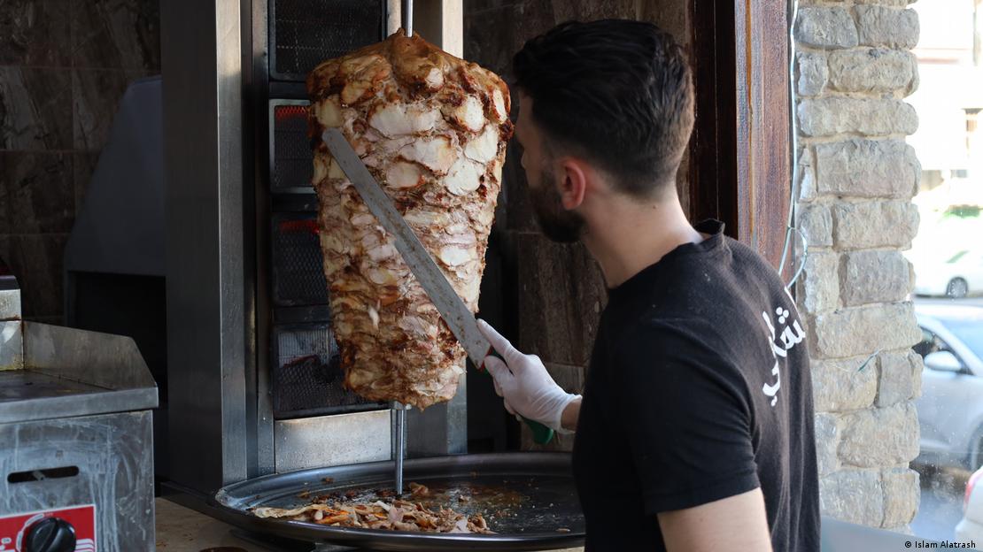  Majdi hat Arbeit in einem Kebab-Restaurant gefunden; Foto: Islam Alatrash 