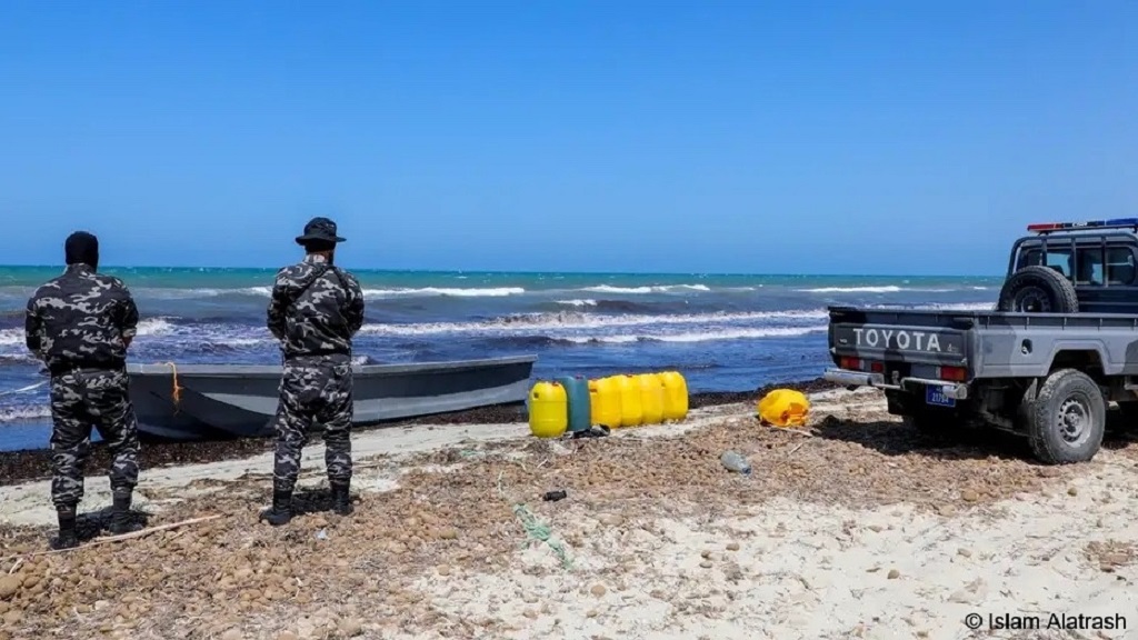 عنصران من قوات الأمن الليبية على شاطئ ليبيا.