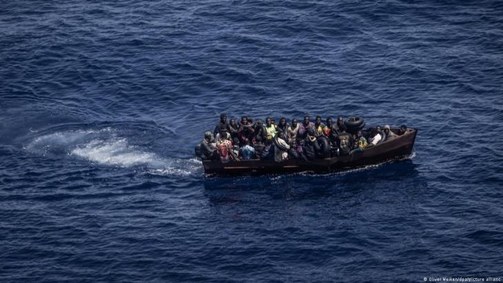 Migrants crammed into a small boat attempt to cross the Mediterranean (photo: Oliver Weiken/dpa/picture alliance)