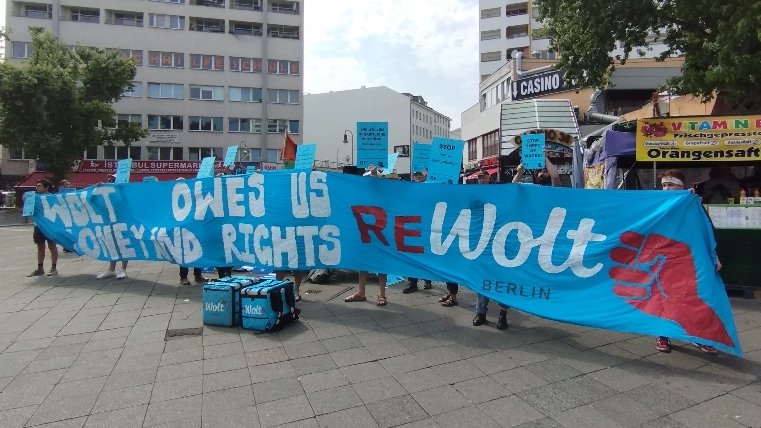 احتجاج عمال توصيل مهاجرين على حرمانهم من أجورهم في برلين – ألمانيا. ReWolt protesters in Berlin (image: Minerwa Tahir)