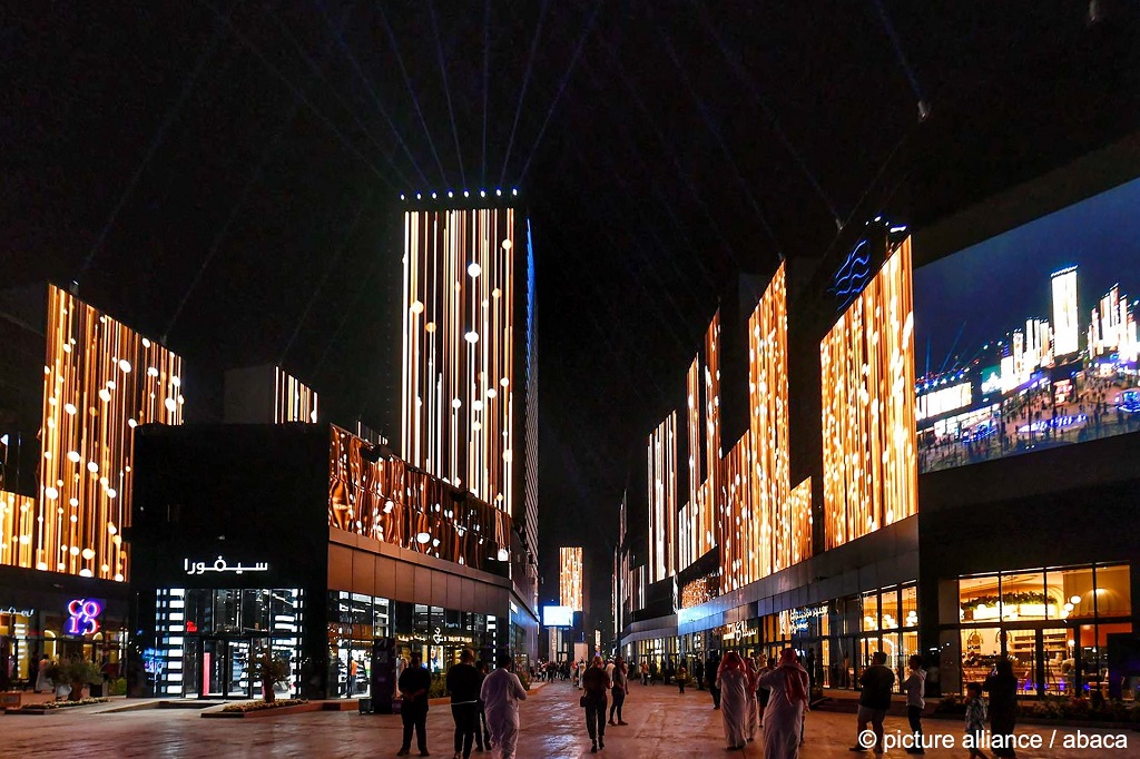 Glittering shopping mall on the Gulf (image. picture-alliance/abaca)