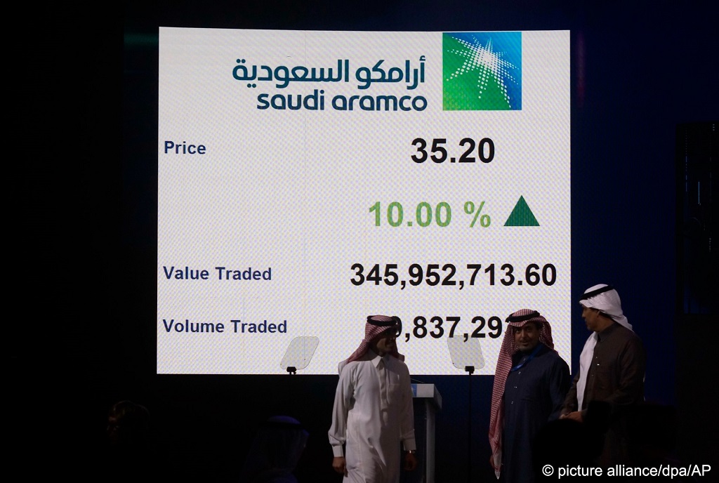 Steigende Preise bei Saudi Aramco; Foto: picture-alliance/dpa/AP