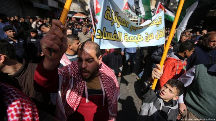 ; Foto: Salah Malkawi/AA/picture alliance مظاهرات في الأردن ضد الفساد والبطالة.
