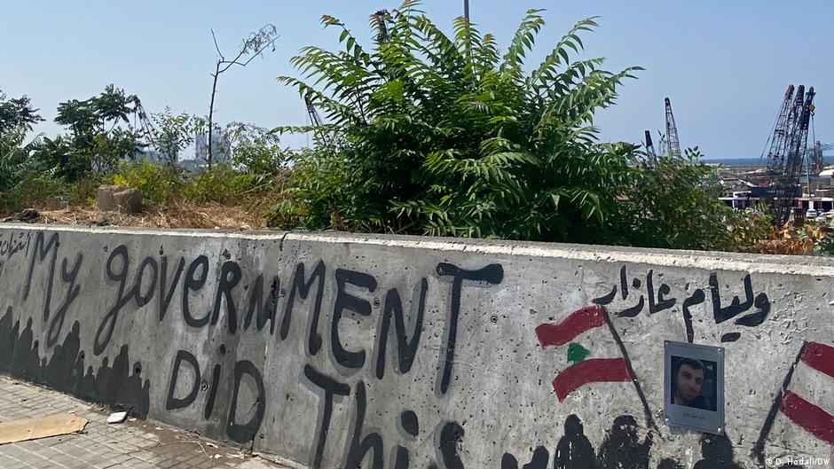 "Dies hat meine Regierung getan", steht auf der Mauer vor dem Hafen in Beirut im Libanon. (Bild: D. Hodali/DW)