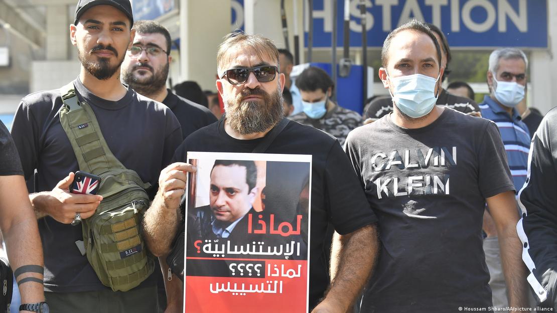 Hisbollah-Anhänger und Anhänger der Amal-Bewegung gehen besonders gegen Richter Tarek Bitar vor. (Foto: Houssam Shbaro/AA/picture alliance)