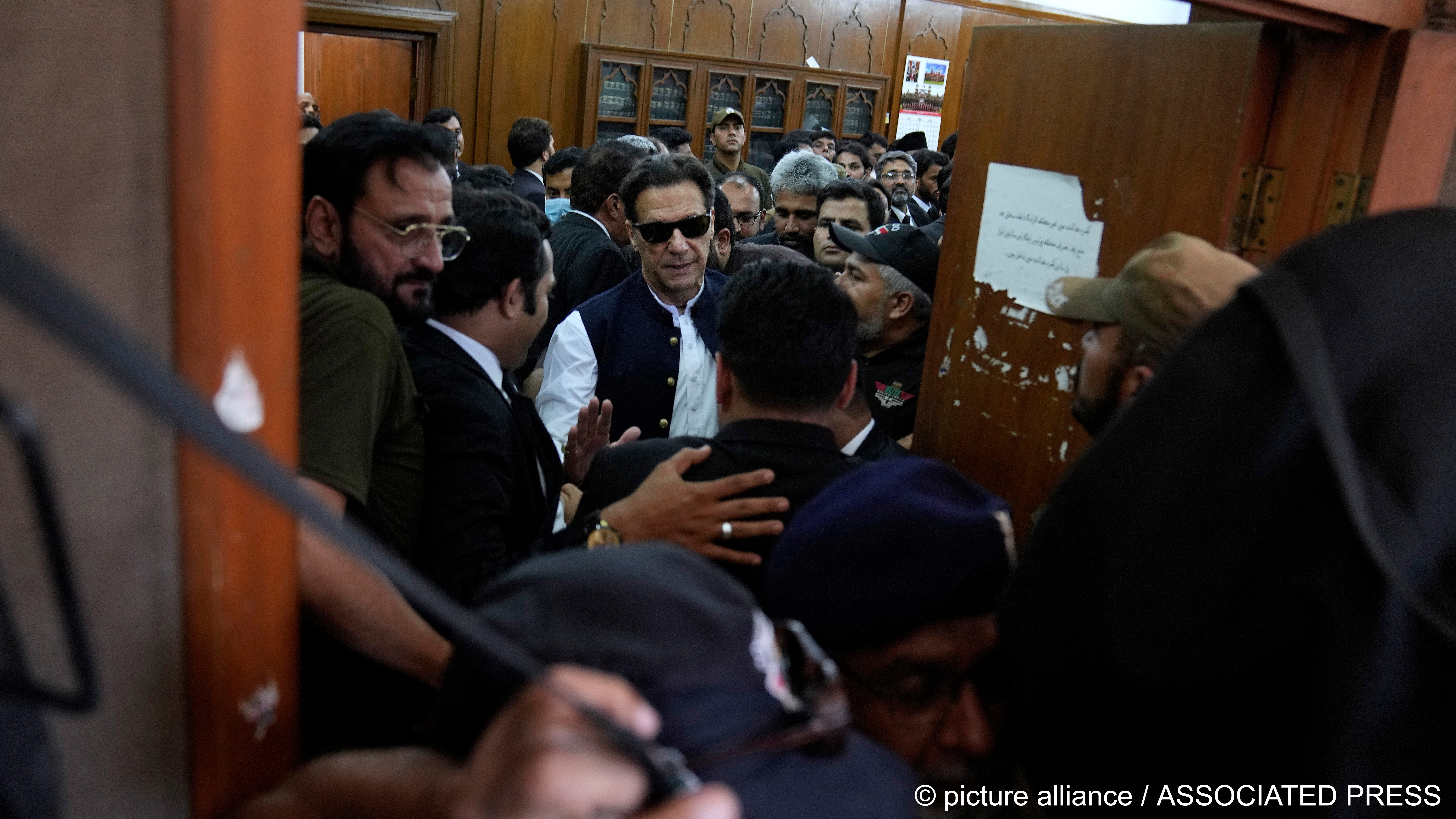 Imran Khan hat sich in Pakistan mit dem mächtigen Militär überworfen - nun verurteilt ein Gericht den Ex-Regierungschef zu drei Jahren Gefängnis. Seine Anhänger wittern ein Komplott. 