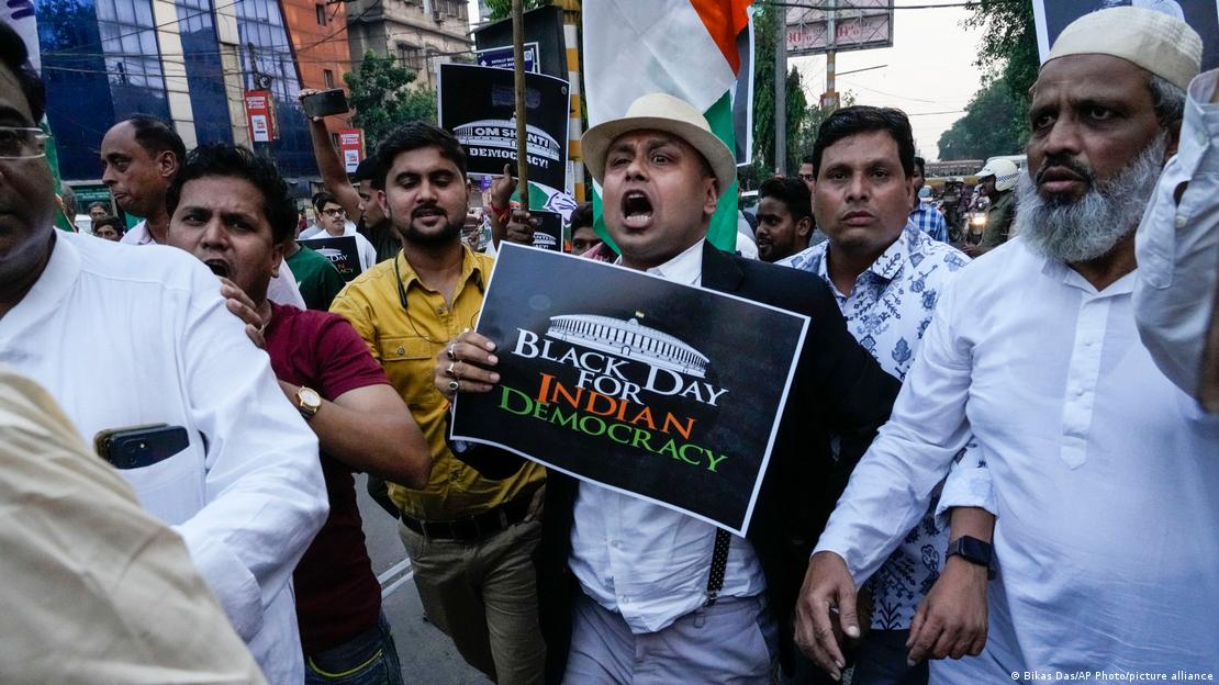 Proteste von Anhängern Gandhis gegen seinen Ausschluss aus dem Parlament; Bikas Das/AP Photo/picture alliance 
