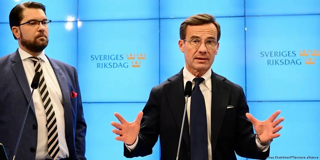 Der designierte Regierungschef Ulf Kristersson (rechts) mit dem Parteichef der Schwedendemokraten, Jimmie Akesson; Foto: Jonas Ekströmer/TT/picture alliance 