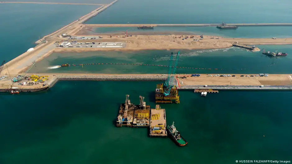 الحكومة العراقية تريد تحويل ميناء الفاو العراقي إلى نقطة ربط بين دول الخليج وتركيا. Irak Faw Hafen Projekt Foto AFP.png