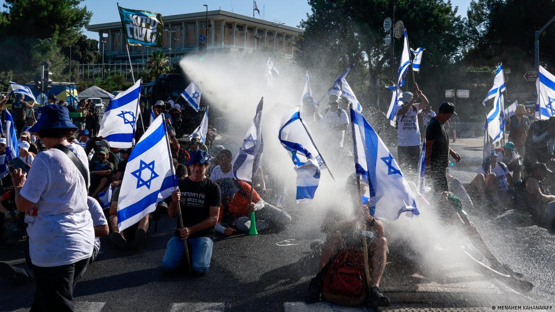 Die Polizei setzt Wasserwerfer ein, um die Demonstranten zu vertreiben; Foto: Menahem Kahana/AFP 