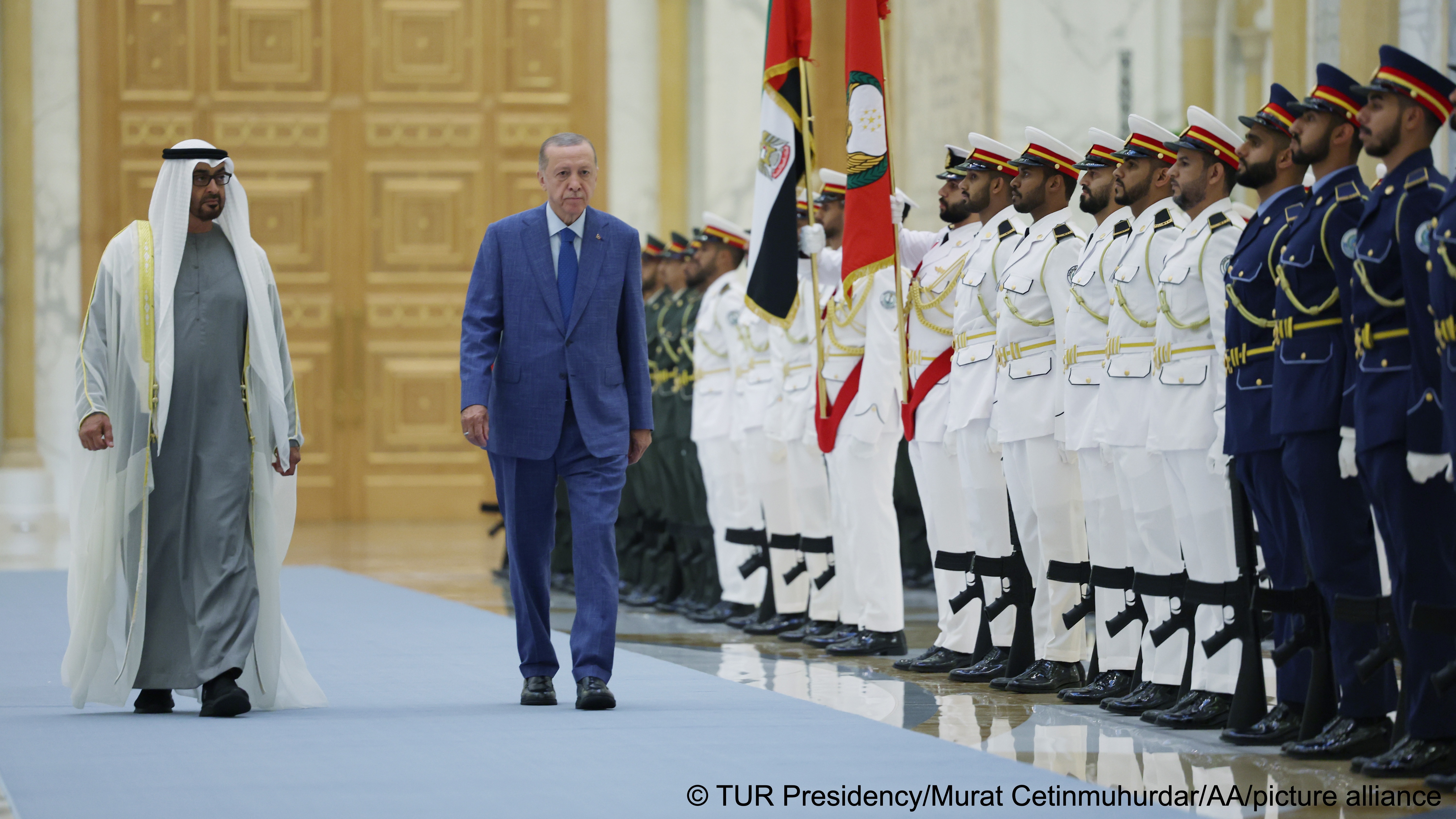 رجب طيب إردوغان رئيس تركيا ومحمد بن زايد رئيس الإمارات. فسير تقارب تركيا الدبلوماسي الحالي تجاه الخليج؟