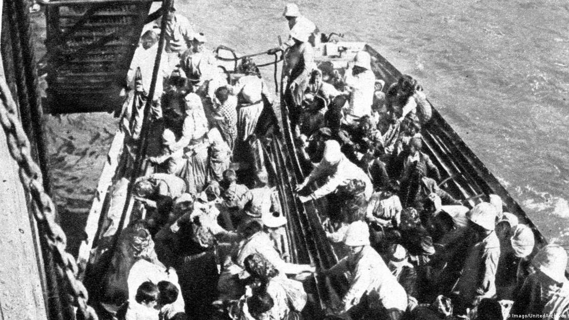 Armenian refugees who fled by boat are received by French soldiers (image: Imago/UnitedArchives) 