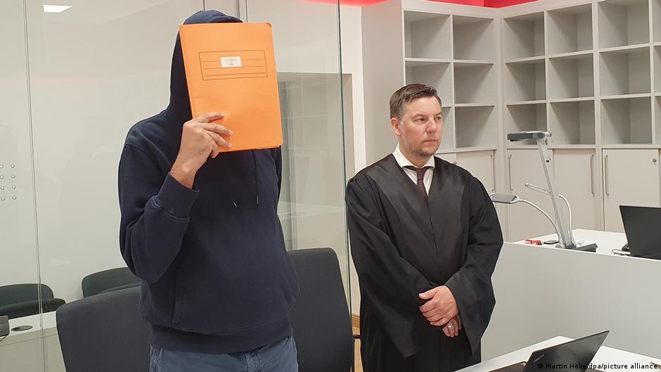 Marokkaner wegen mutmaßlicher Spionage vor Gericht in Düsseldorf. (Foto: Martin Höke/dpa/picture alliance) 