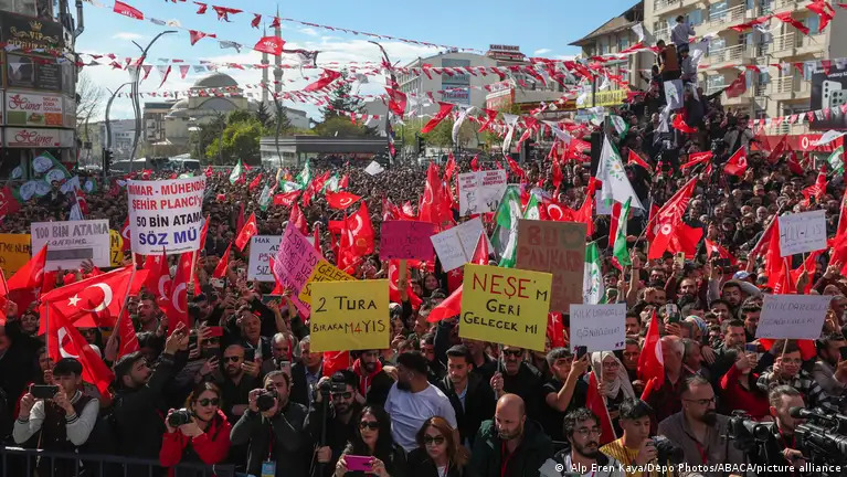 Supporters at a Kilicdaroglu rally in the run-up to the 2023 presidential elections (image: ABACA/picture-alliance)
