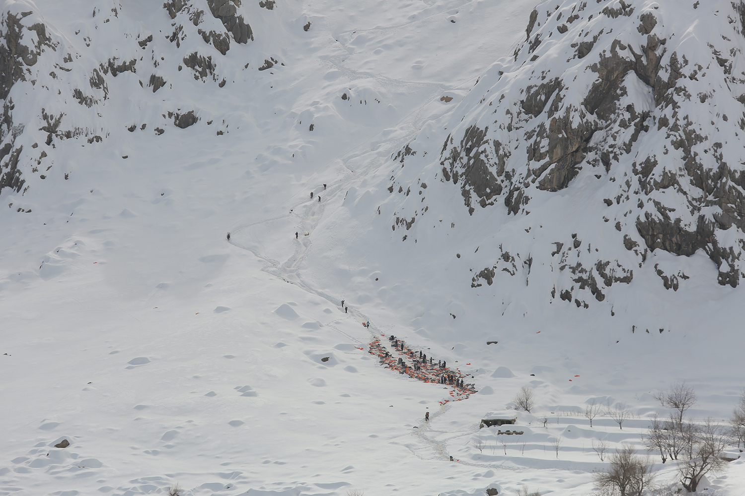 Berghang mit einer Spur durch den Schnee; Foto: Konstantin Novakovic