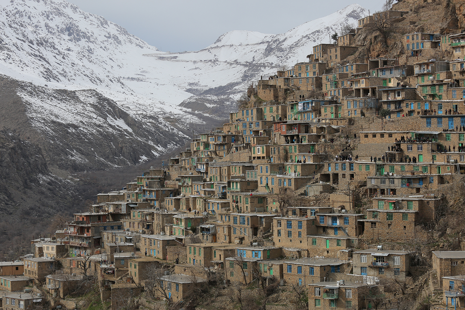 In den Berghang gebaute Siedlung, bestehend aus einfachen Reihenhäusern aus Stein; Foto: Konstantin Novakovic