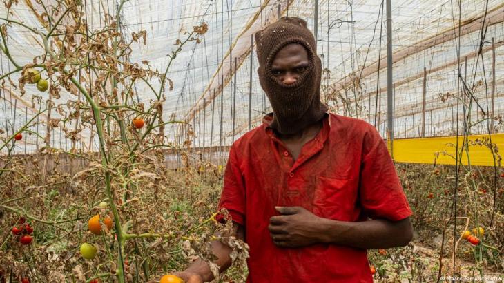 (image: Marco Simoncelli/DW) Making the best of a difficult situation: there are a reported 70,000 to 200,000 sub-Saharan migrants in Morocco, many of them undocumented. They arrived years ago planning to reach Europe. But the EU's policy of externalising borders made it harder to travel on. Morocco seemed more welcoming, although its migration policy remains ambiguous. Some migrants suffer exploitation, and social and cultural integration are not a given
