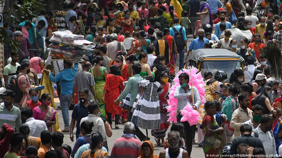 People throng a market in India's Mumbai (image: picture-alliance)