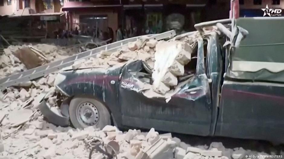 Marokko | Ein durch Trümmerteile zerstörtes Auto in Marrakesch